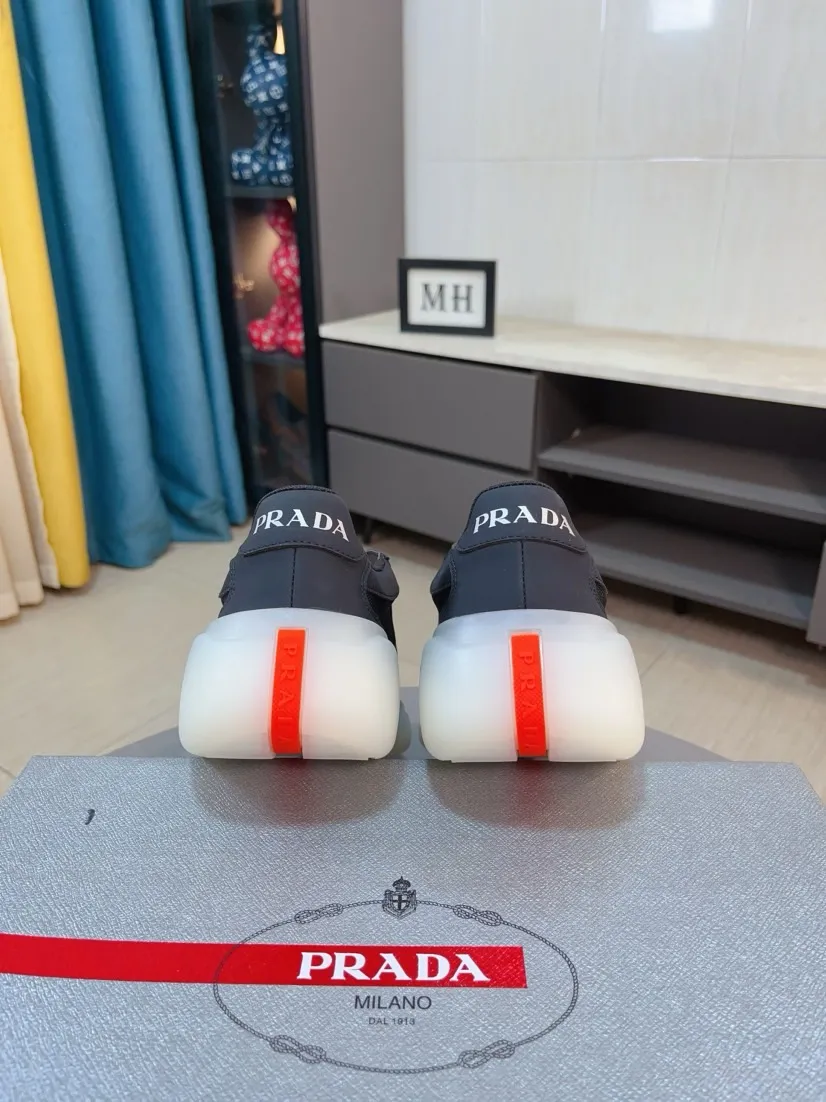 Men's shoes 💰420🌹🌹Prada is a luxurious and fashionable high-end product ✊🔥The perfect last shape and top-notch handcrafting make this shoe immediately create a strong aristocratic atmosphere. Imported first-layer cowhide with brogue carving crafts💋Genuine leather lining🎶Rubber combination outsole specially imported from France for leather shoes😍Color: Mysterious Black☕️Size 38～44
